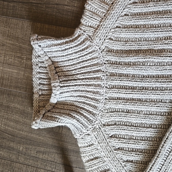 SOLD Sweater - Picture 3 of 4